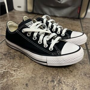 Black converse womens size 7/ men’s size 5